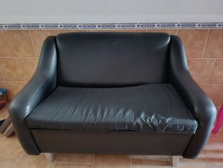 Sofá de piel negro