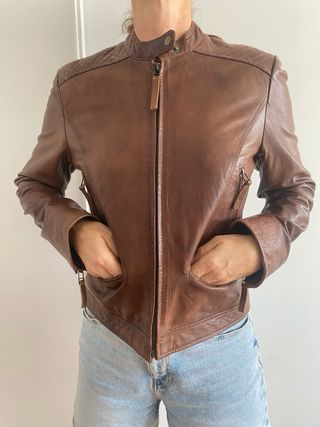 Chaqueta de piel marrón estilo motero