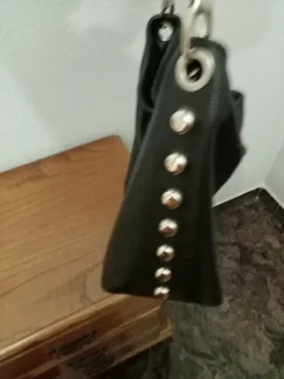 Bolso piel negro tachuelas