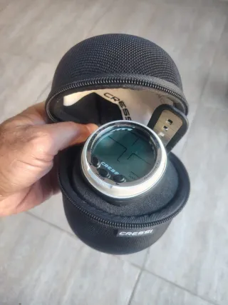 Ordenador de buceo Cressi con funda