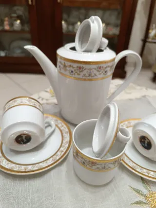 Teiera con zuccheriera e 2 tazze