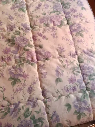 Edredón floral morado y verde