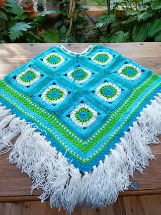 Poncho tejido azul y verde con flecos