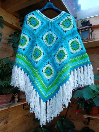 Poncho tejido azul y verde con flecos