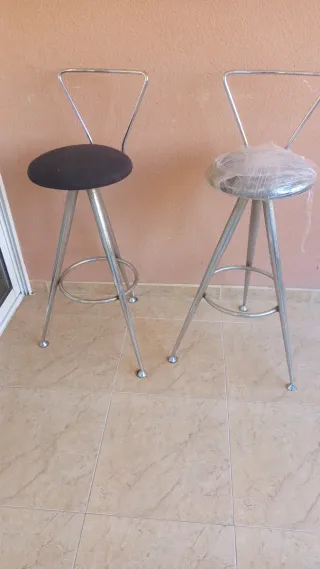 Taburetes altos metálicos con asiento negro