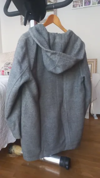 Abrigo gris con capucha talla XL