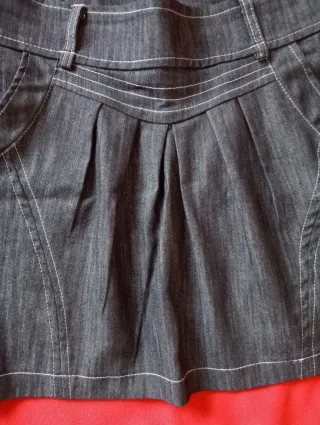 Falda gris con bolsillos