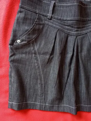 Falda gris con bolsillos