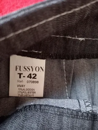 Falda gris con bolsillos