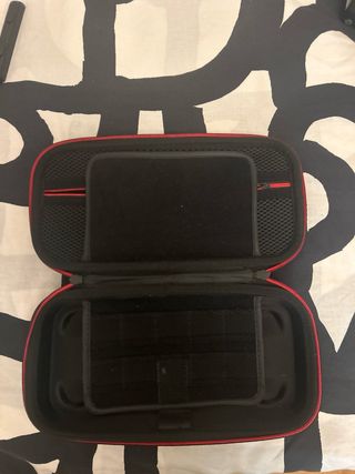 Nintendo Switch con dos cajas de almacenamiento