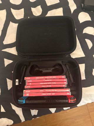 Nintendo Switch con dos cajas de almacenamiento