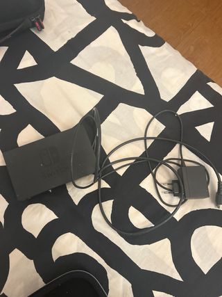 Nintendo Switch con dos cajas de almacenamiento