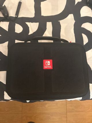Nintendo Switch con dos cajas de almacenamiento