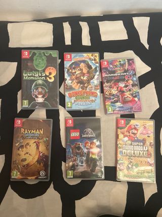 Nintendo Switch con dos cajas de almacenamiento