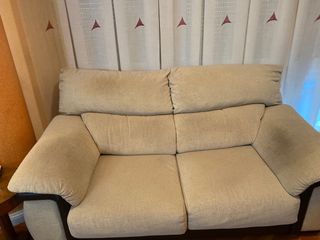 Sofá de tela beige y marrón