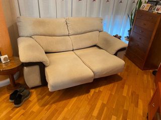 Sofá de tela beige y marrón