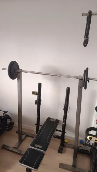 Banco de pesas con barra y discos