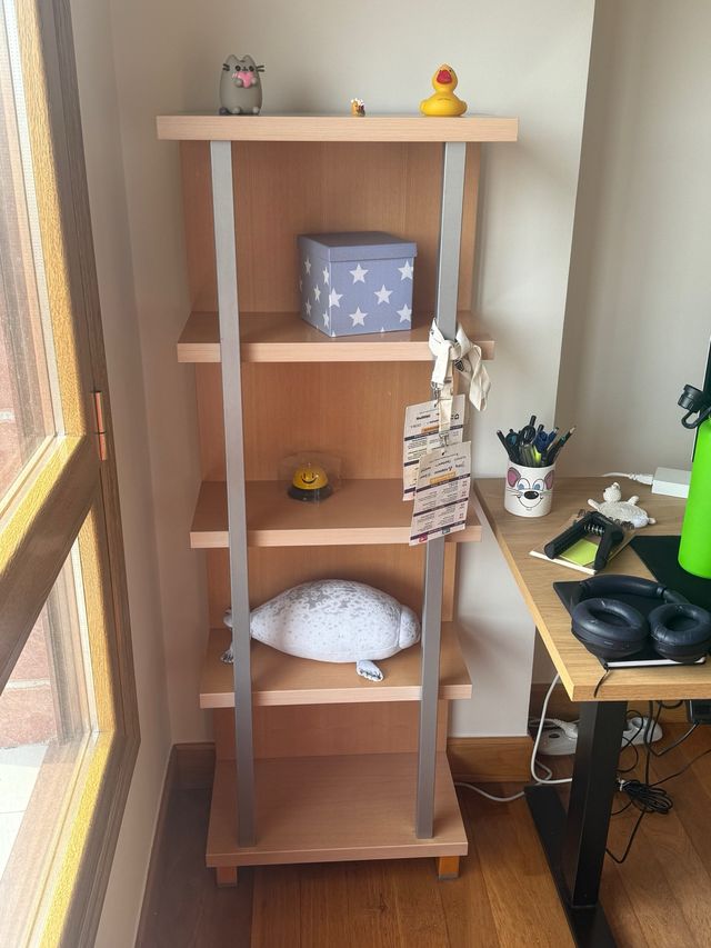 Estantería madera clara patas metálicas