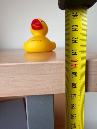 Scaffale in legno chiaro con piedini metallici