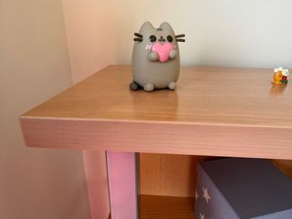 Scaffale in legno chiaro con piedini metallici