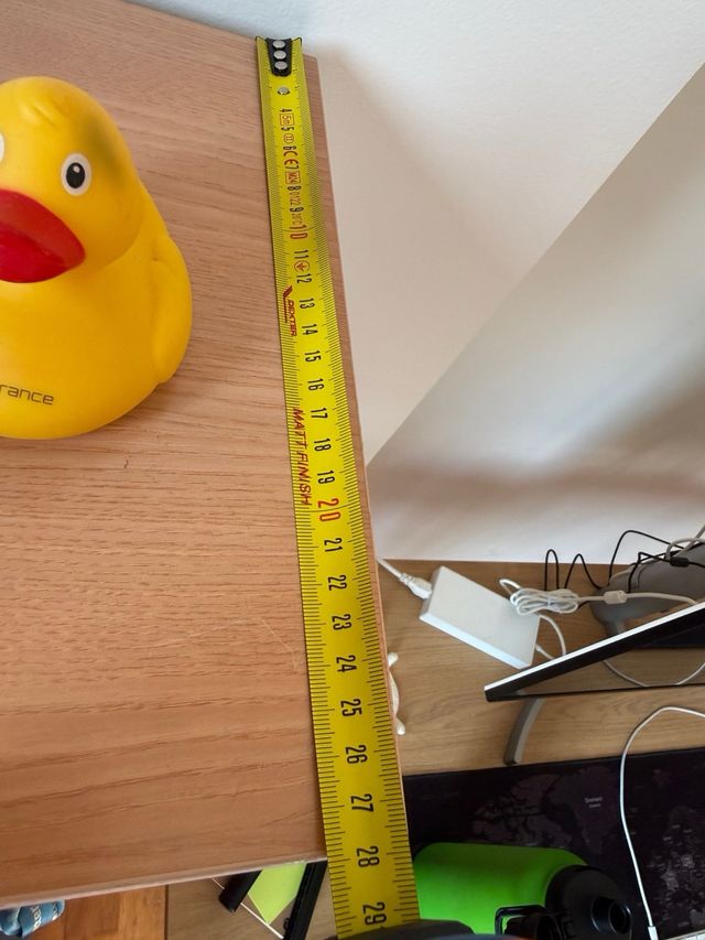 Estantería madera clara patas metálicas