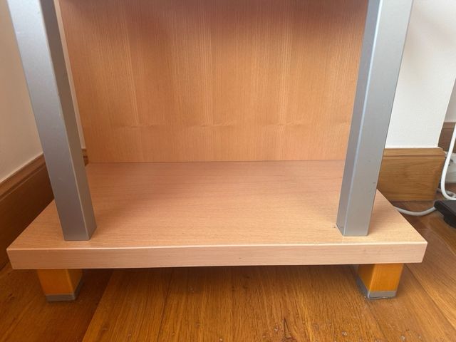 Estantería madera clara patas metálicas