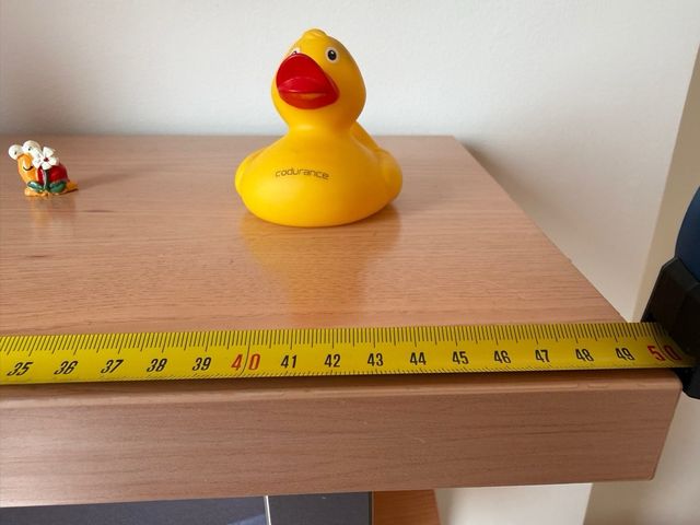 Estantería madera clara patas metálicas