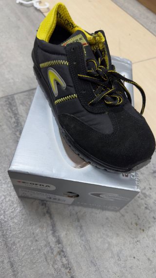 Zapato de seguridad COFRA negro y amarillo