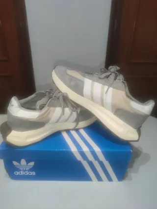 Zapatillas Adidas Grises y Blancas