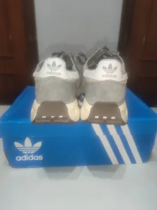 Zapatillas Adidas Grises y Blancas