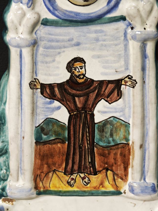 San Francesco – Acquasantiera firmata Deruta