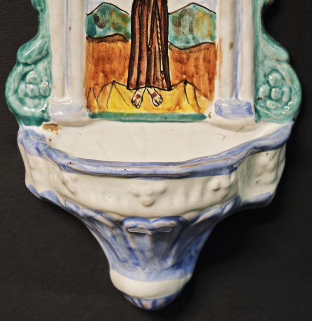 San Francesco – Acquasantiera firmata Deruta