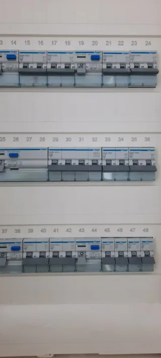 S ofereix lampista,  electricista