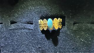 Anillo dorado con piedra turquesa