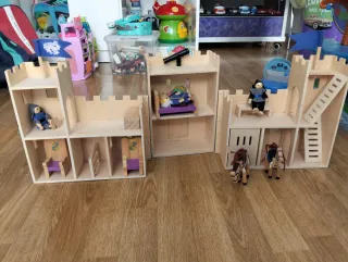 Castillo de madera medieval con muñecos