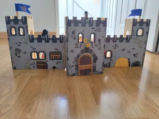 Castillo de madera medieval con muñecos