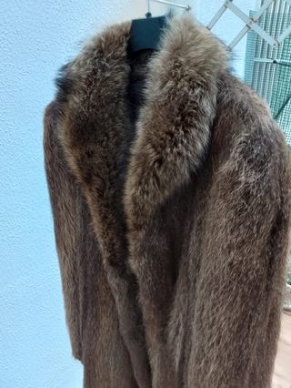 Abrigo cálido de piel.