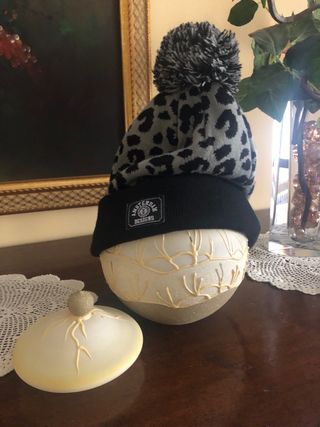 Berretto in lana maculato con pompon taglia unica