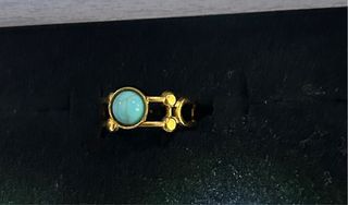 Anillo dorado con piedra turquesa