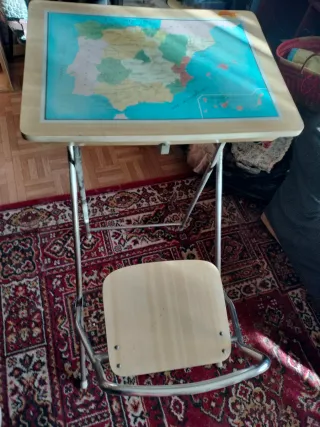 Pupitre infantil con mapa de España vintage
