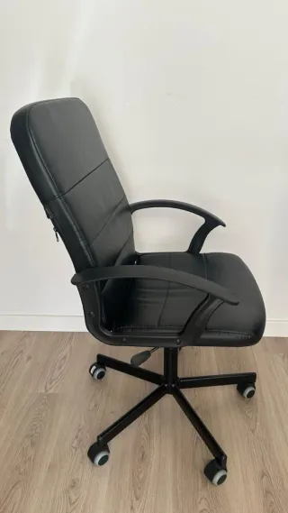 Silla de oficina negra con ruedas
