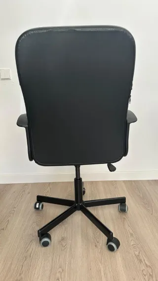 Silla de oficina negra con ruedas