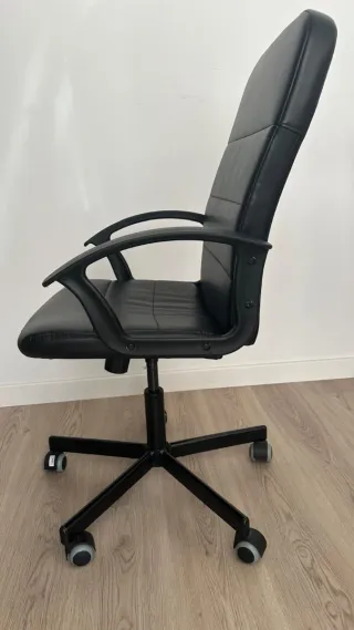 Silla de oficina negra con ruedas