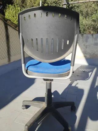 Silla de oficina azul ajustable