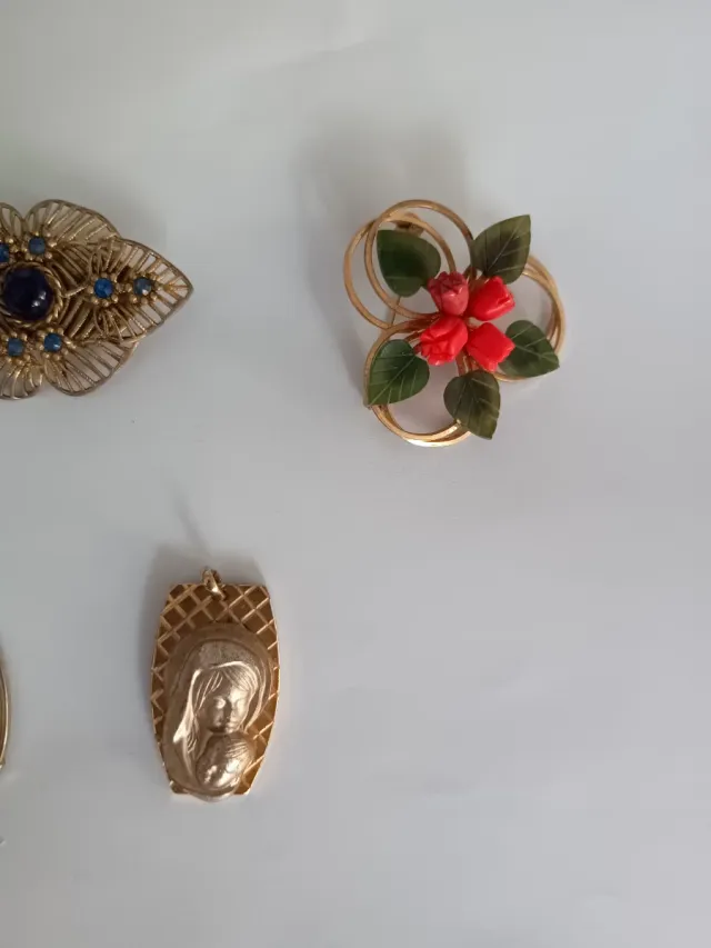 Lote Broches y Colgantes Bisutería Dorada