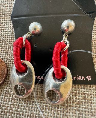 Pendientes colgantes rojos y plateados