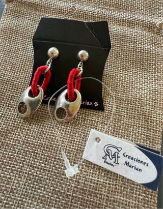 Pendientes colgantes rojos y plateados