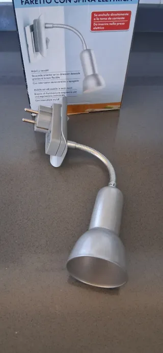 Lámpara de enchufe flexible