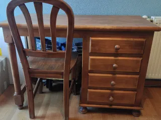 Escritorio y silla madera maciza