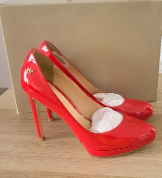 Zapatos de tacón rojos